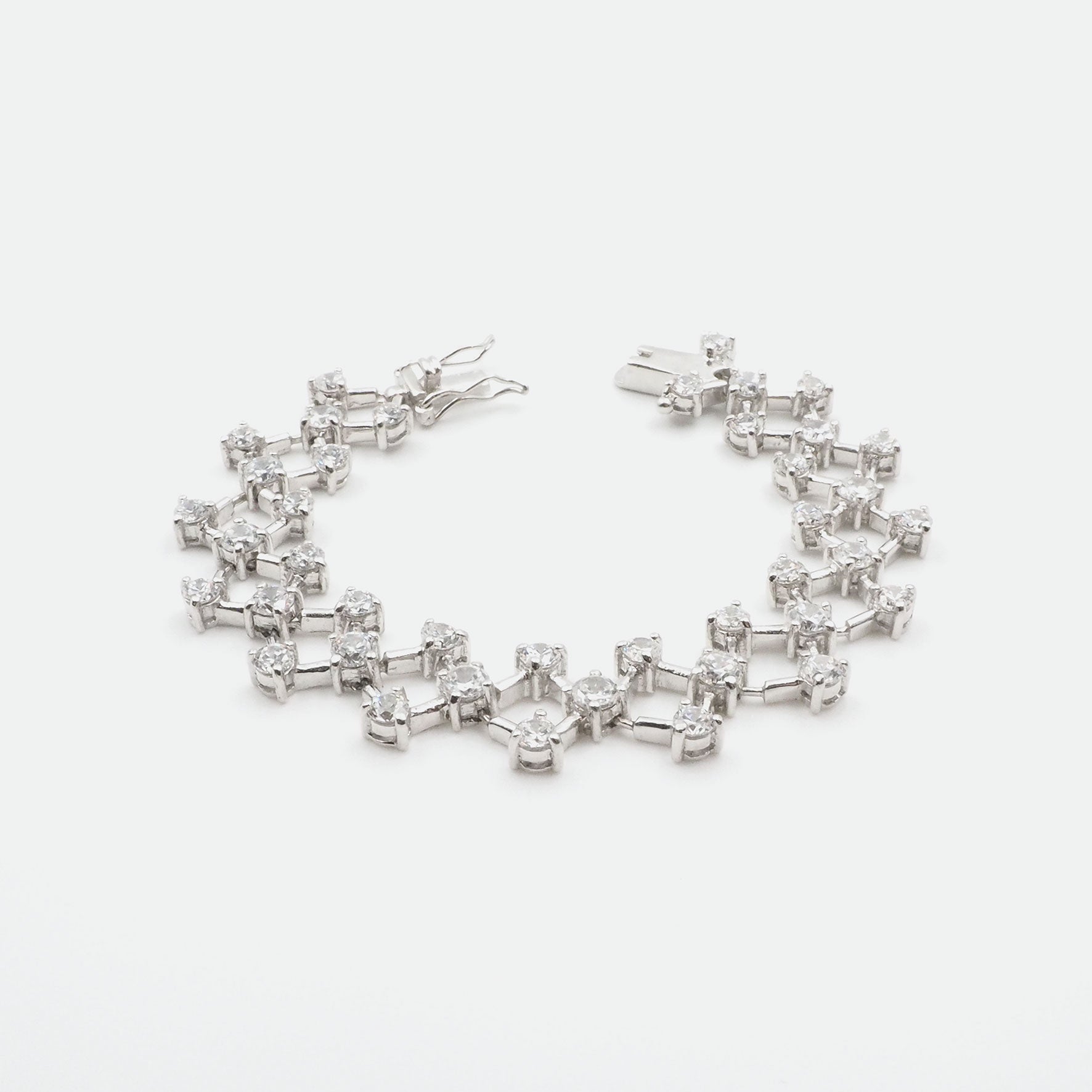 Silber Armbaender fuer Damen jetzt kaufen in unserem Onlineshop oder vor Ort in unserer Filiale in Basel